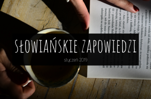 Otwarta książka leżąca na stole i kawa, obie przytrzymane kobiecymi dłońmi. Na świrdku napis graficzny: Słowiańskie zapowiedzi styczeń 2019